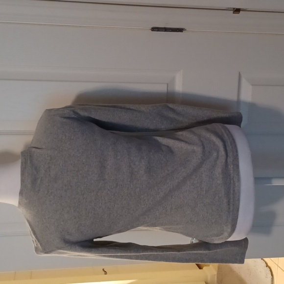 💙🌺New York & Company Gray Crewneck Sweater with Dotted Design - Picture 6 of 9